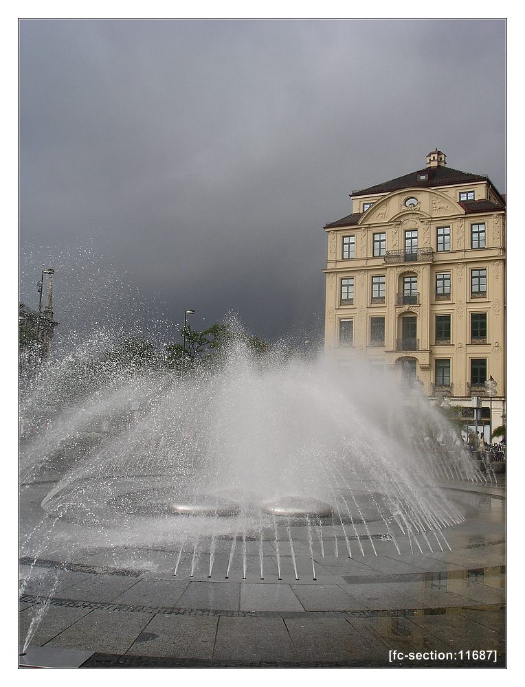 18:07 Uhr in München am Stachus - Regenschauer: Wasser von oben und von unten