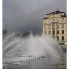 18:07 Uhr in München am Stachus - Regenschauer: Wasser von oben und von unten