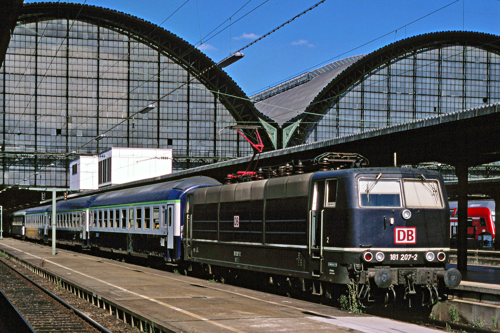 181 207-2 mit SNCF Wagenpark in Frankfurt am Main