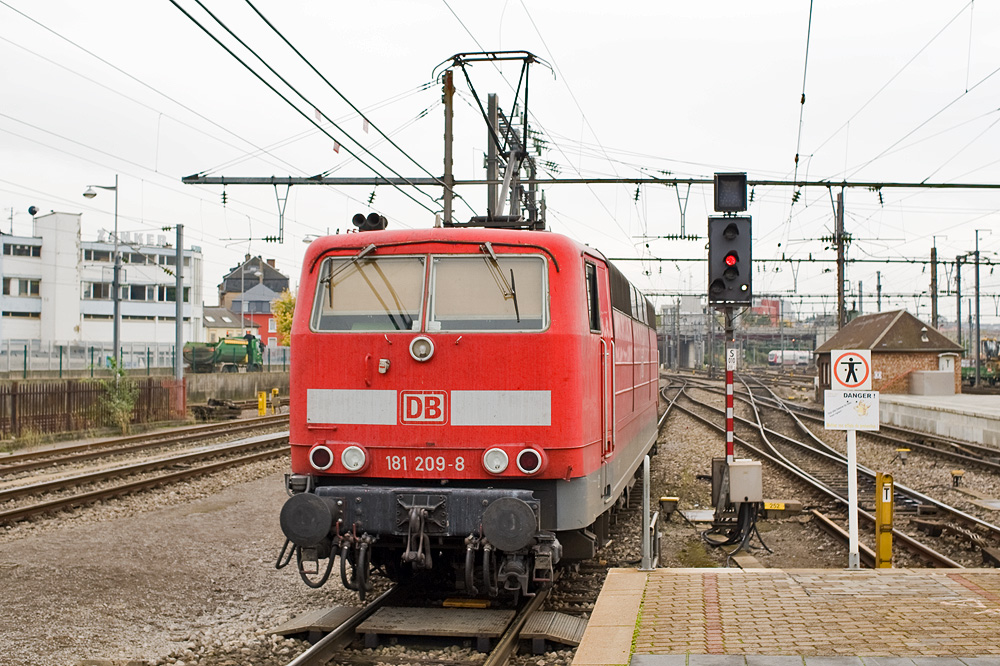 181 209 fährt durch Rot...