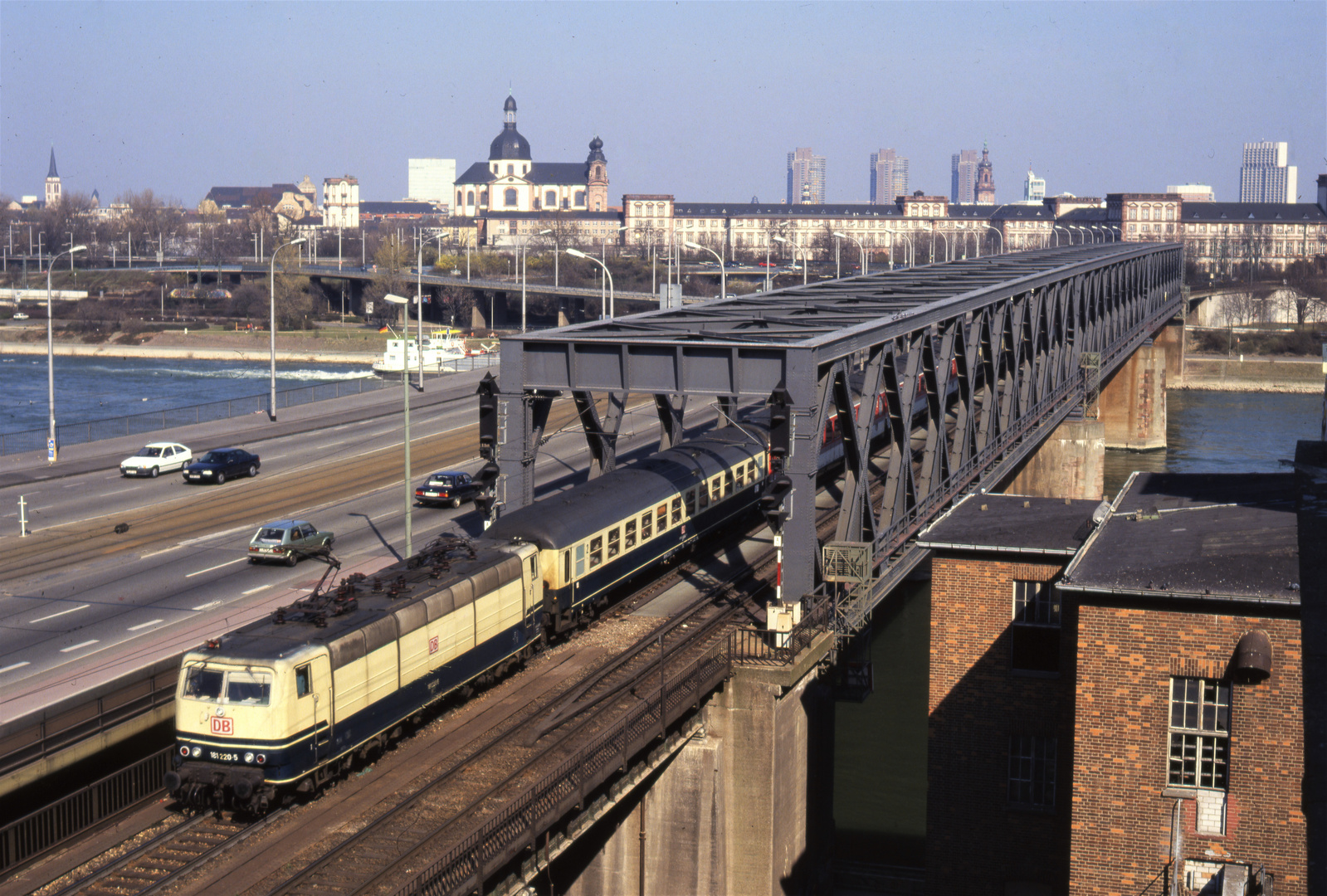 181 220 auf der Rheinbrücke