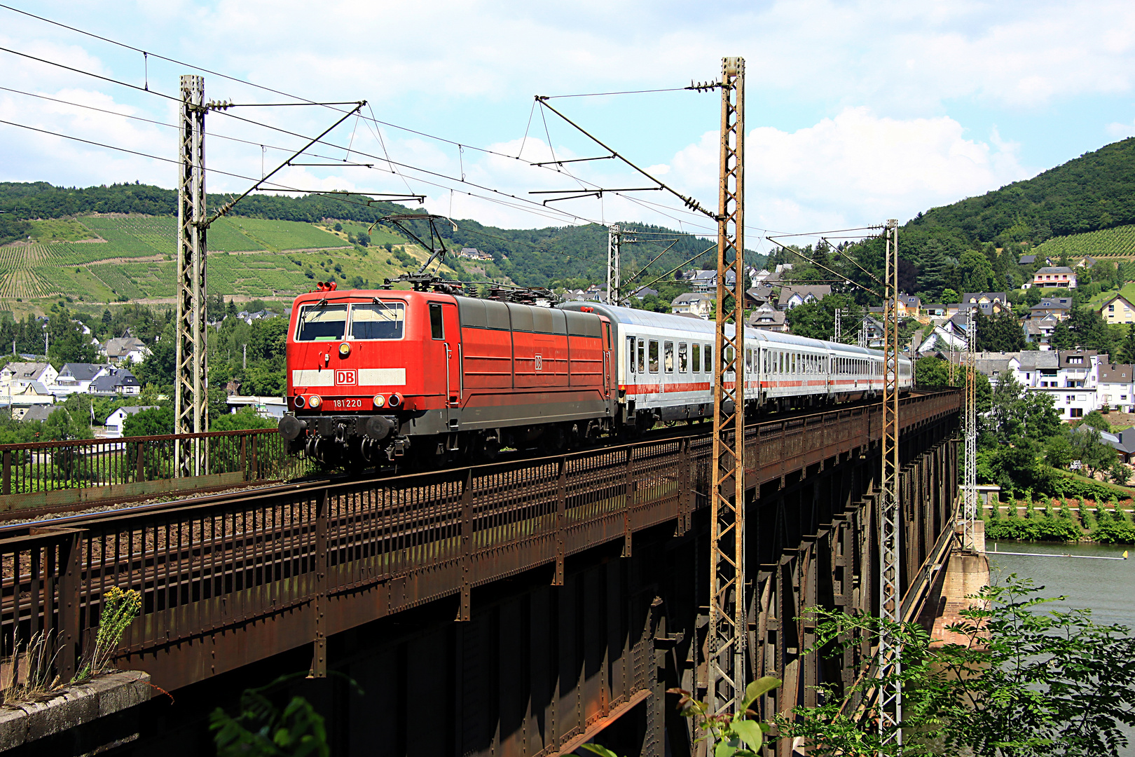 181 220 mit IC auf der Moselbrücke bei Bullay