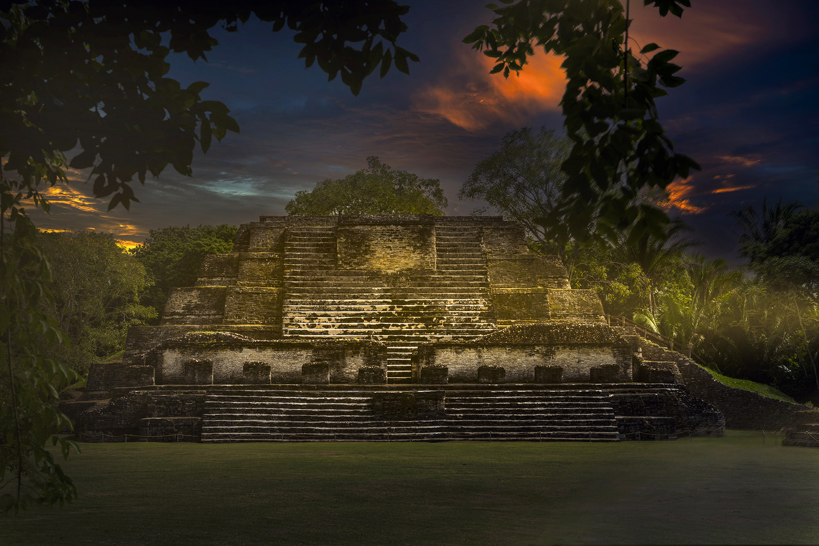 1810UZ Maya Pyramide Altun Belize Abend beleuchtet