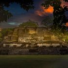 1810UZ Maya Pyramide Altun Belize Abend beleuchtet