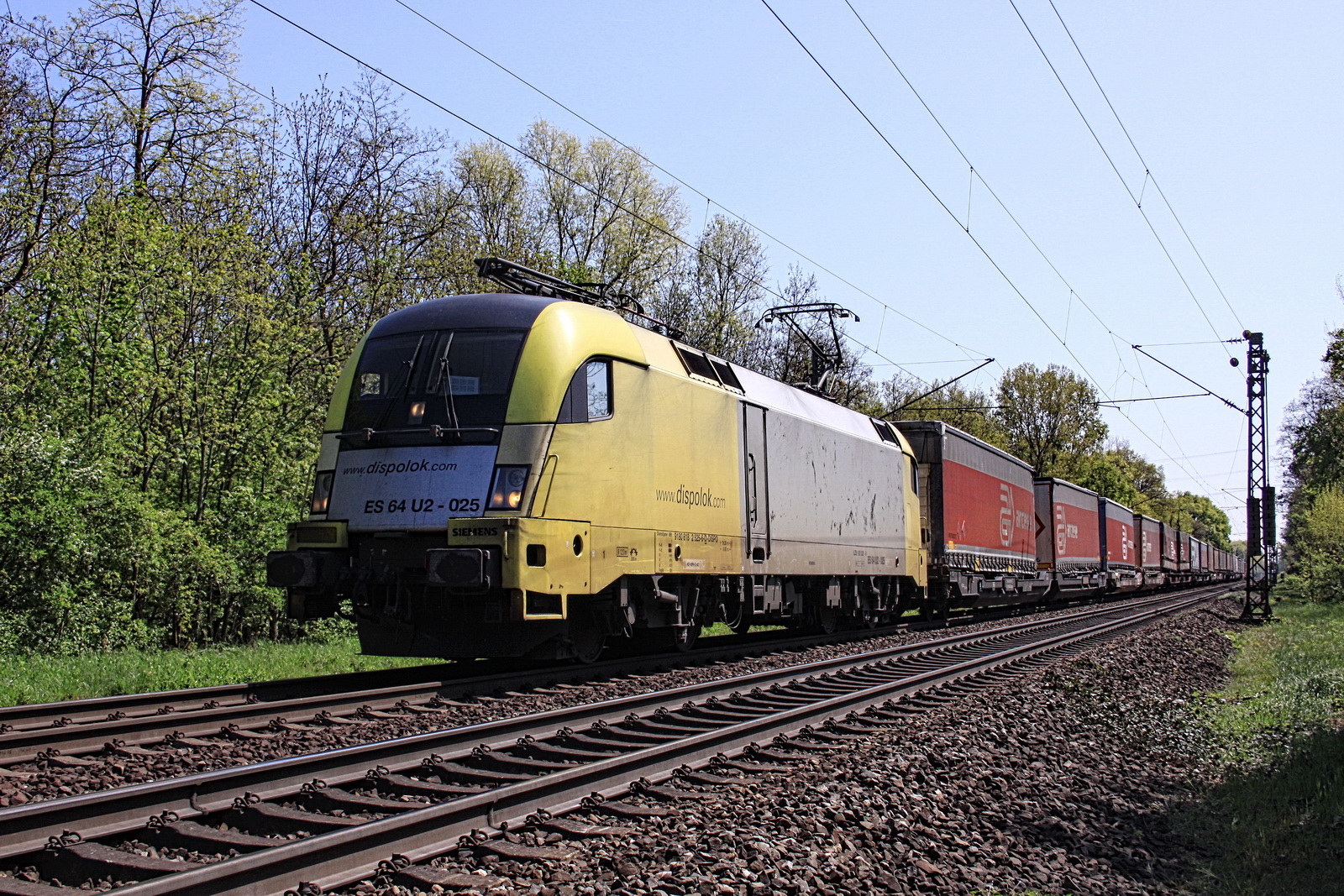 182 525-6 ES 64 U2-025 vor einem Containerzug