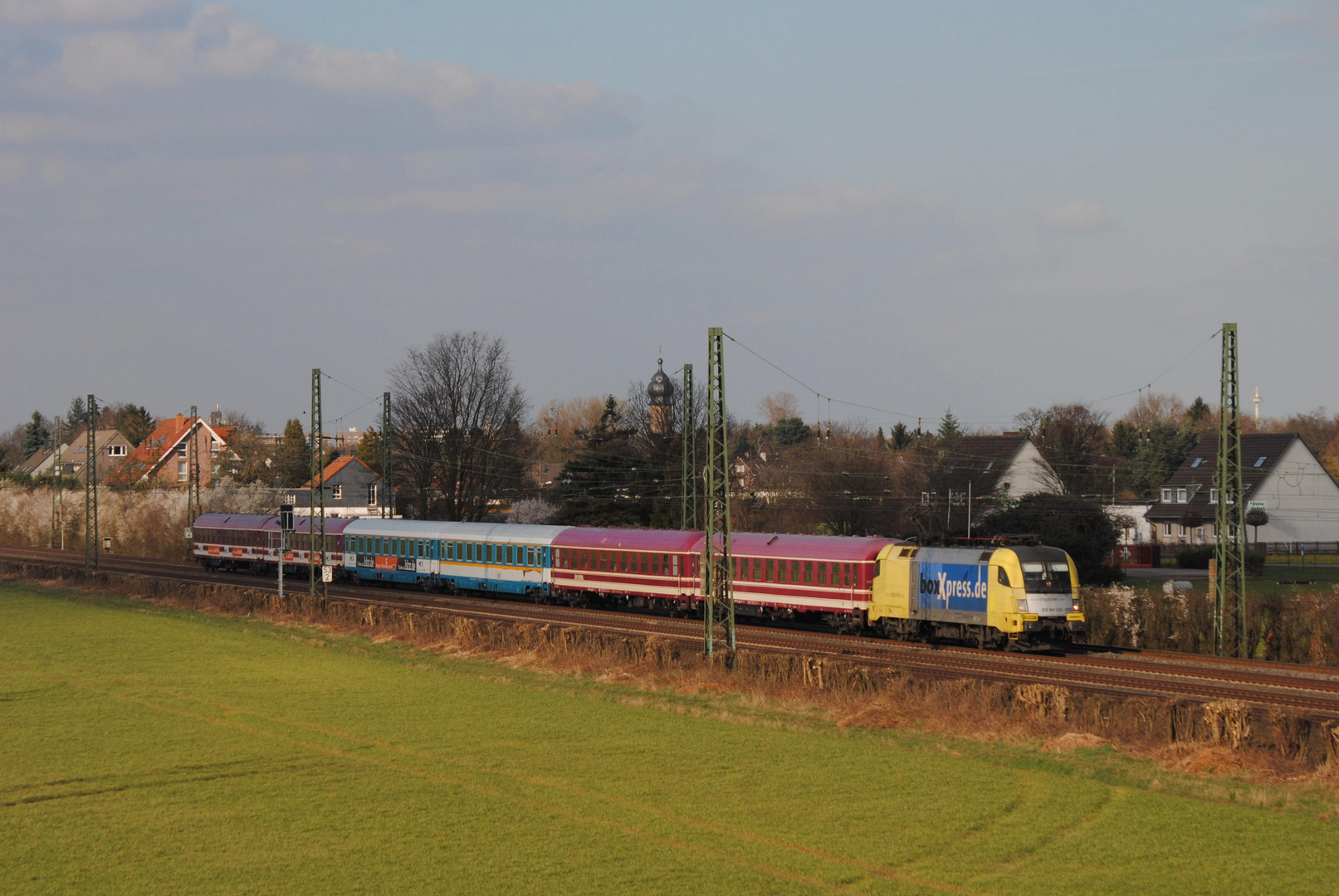 182 525-6 mit dem HKX 1802 in Duisburg-Rahm