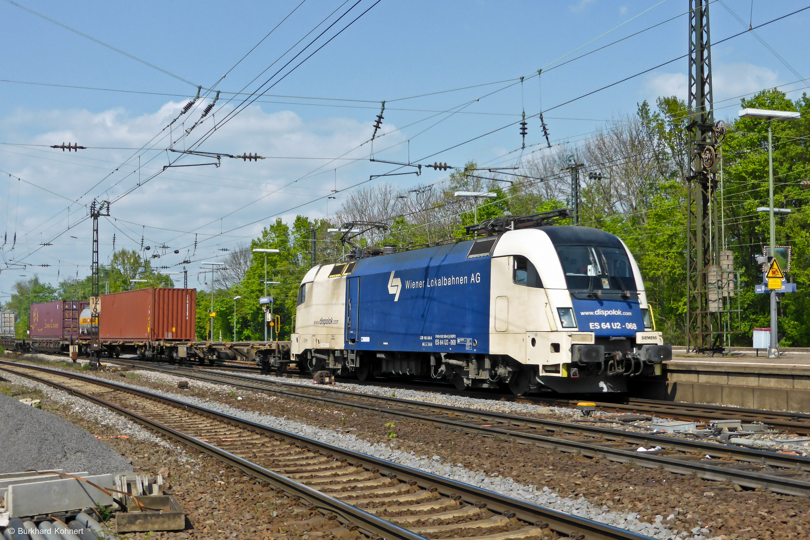 182 568-6 ES 64 U2-068 dispolok - Wiener Lokalbahnen AG vor einem gem. Güterzug