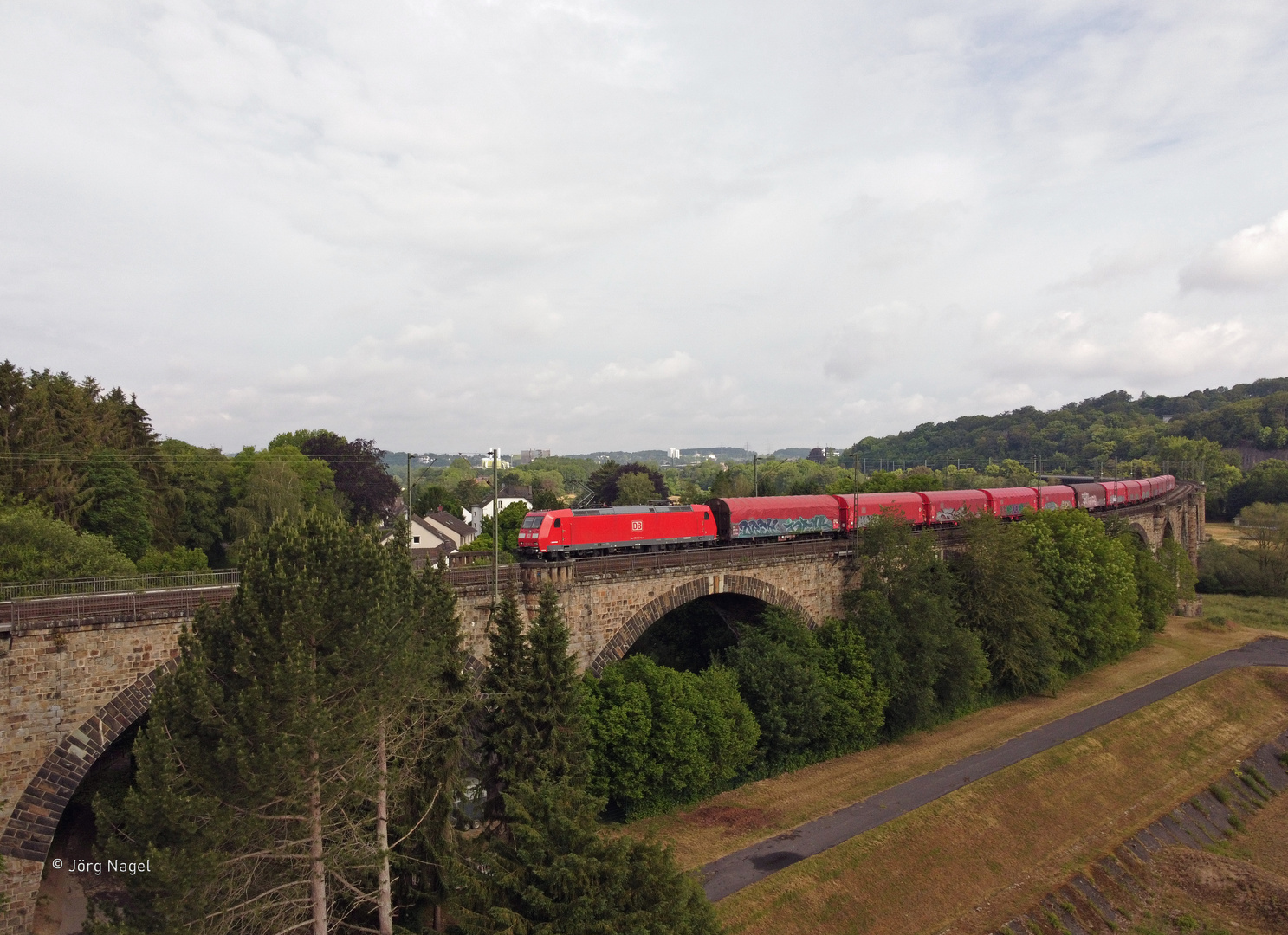 185 042-9 auf dem Ruhr-Viadukt in Witten