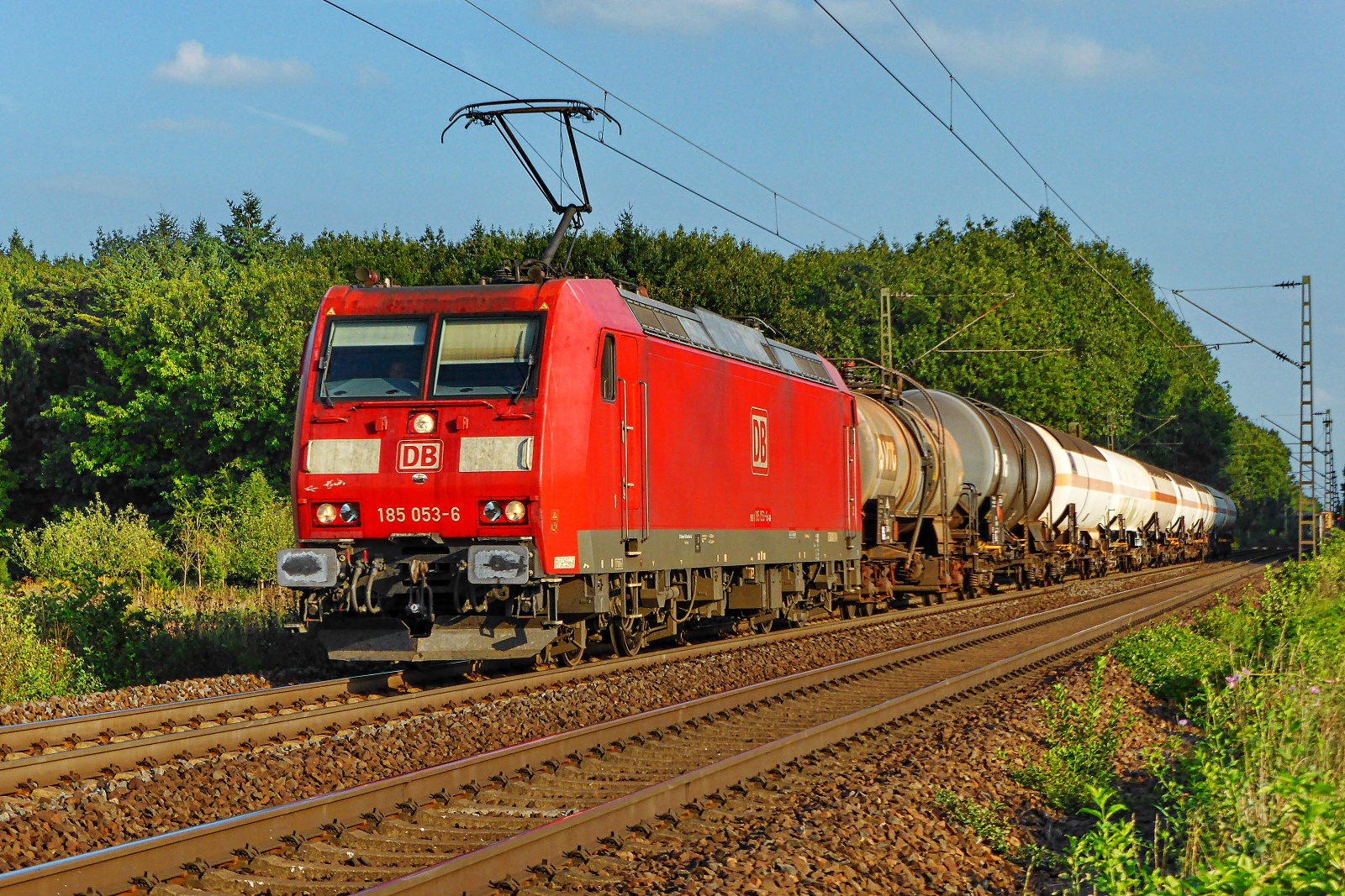 185 053-6 mit einem gem. Güterzug