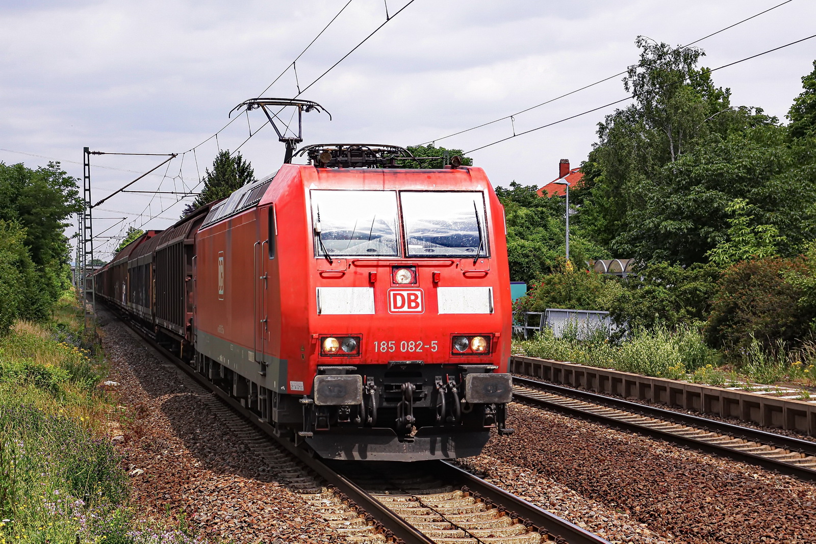 185 082-5 DB mit einem gem. Güterzug