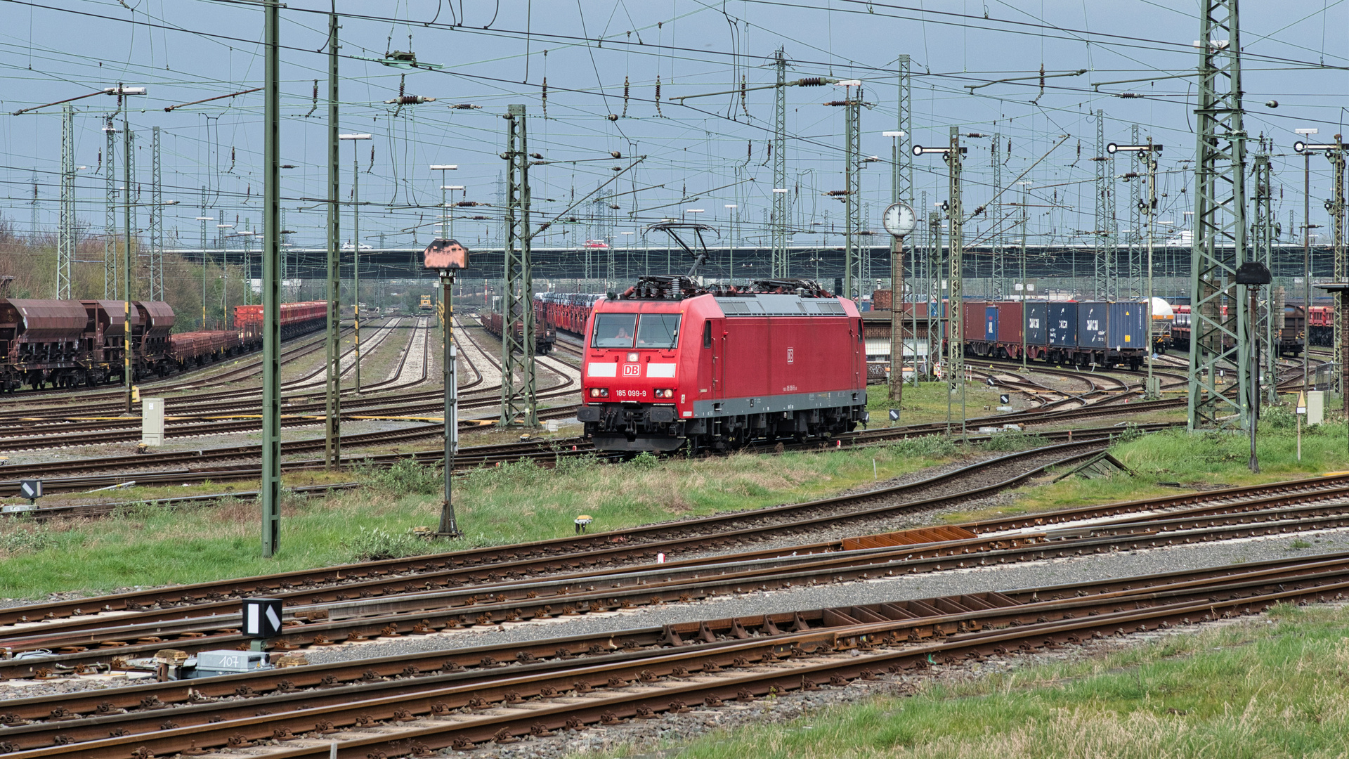 185 099 im Güterbahnhof Neuss