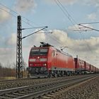 185 136-9 DB vor einem Containerzug