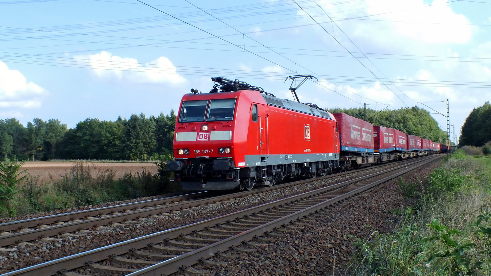 185 137-7 mit einem "Winner Spedition"-Containerzug (...der rote Zug!)