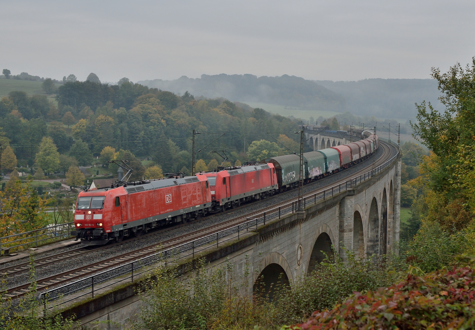 185 151-8 + 185 278-9 am 17.10.20 auf dem Viadukt in Altenbeken