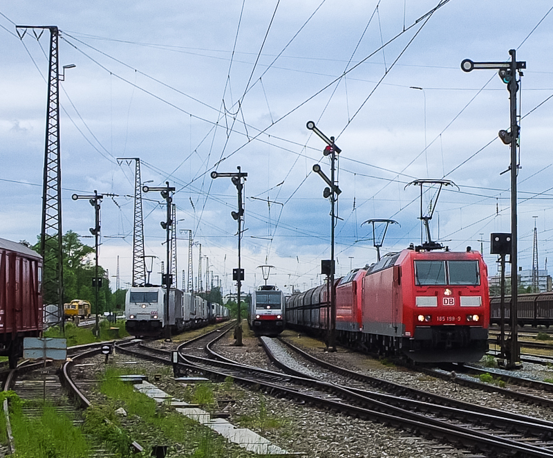 185 198 und weitere Traxx-Lok