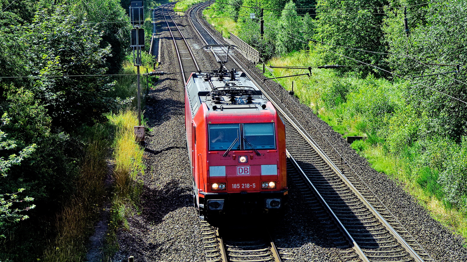 185 218-5 Solofahrt Richtung Fulda in der Nähe von Eichenzell