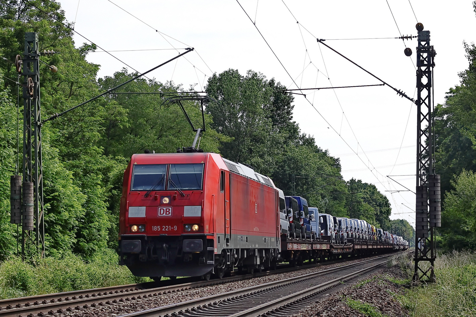 185 221-9 DB mit einem Transport von Kleinlastwagen