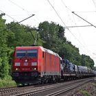 185 221-9 DB mit einem Transport von Kleinlastwagen