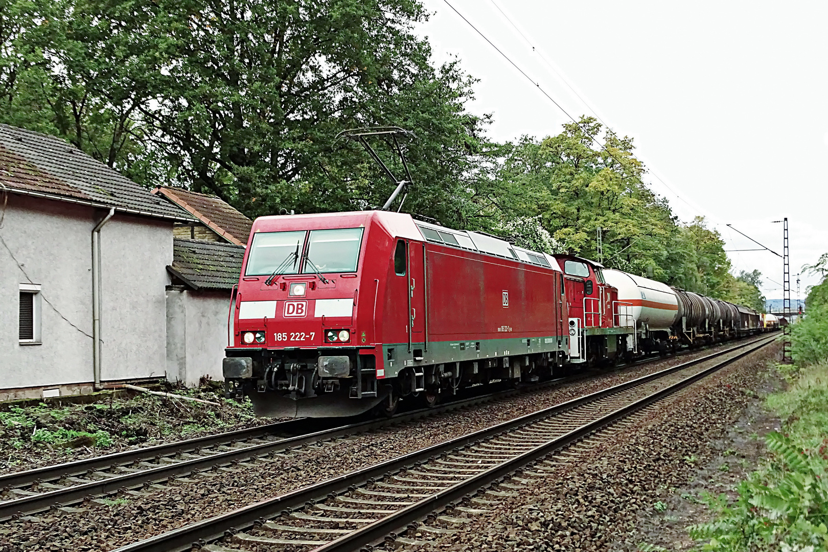 185 222-7 und eine Diesellok vor einem gem. Güterzug