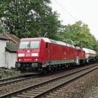 185 222-7 und eine Diesellok vor einem gem. Güterzug