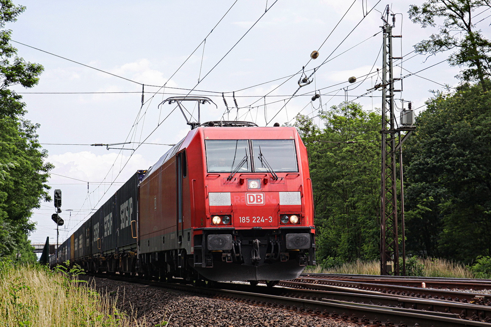 185 224-3 DB vor einem Containerzug