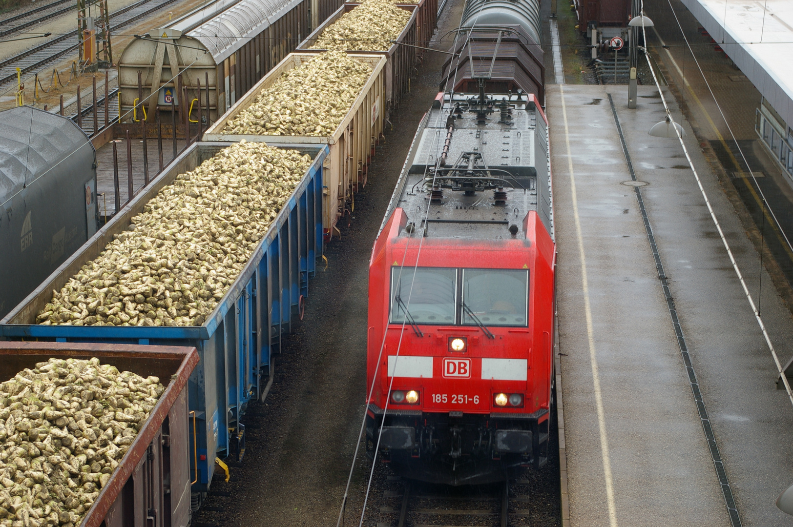 185 251-6 bei der Durchfahrt in Wels Hbf