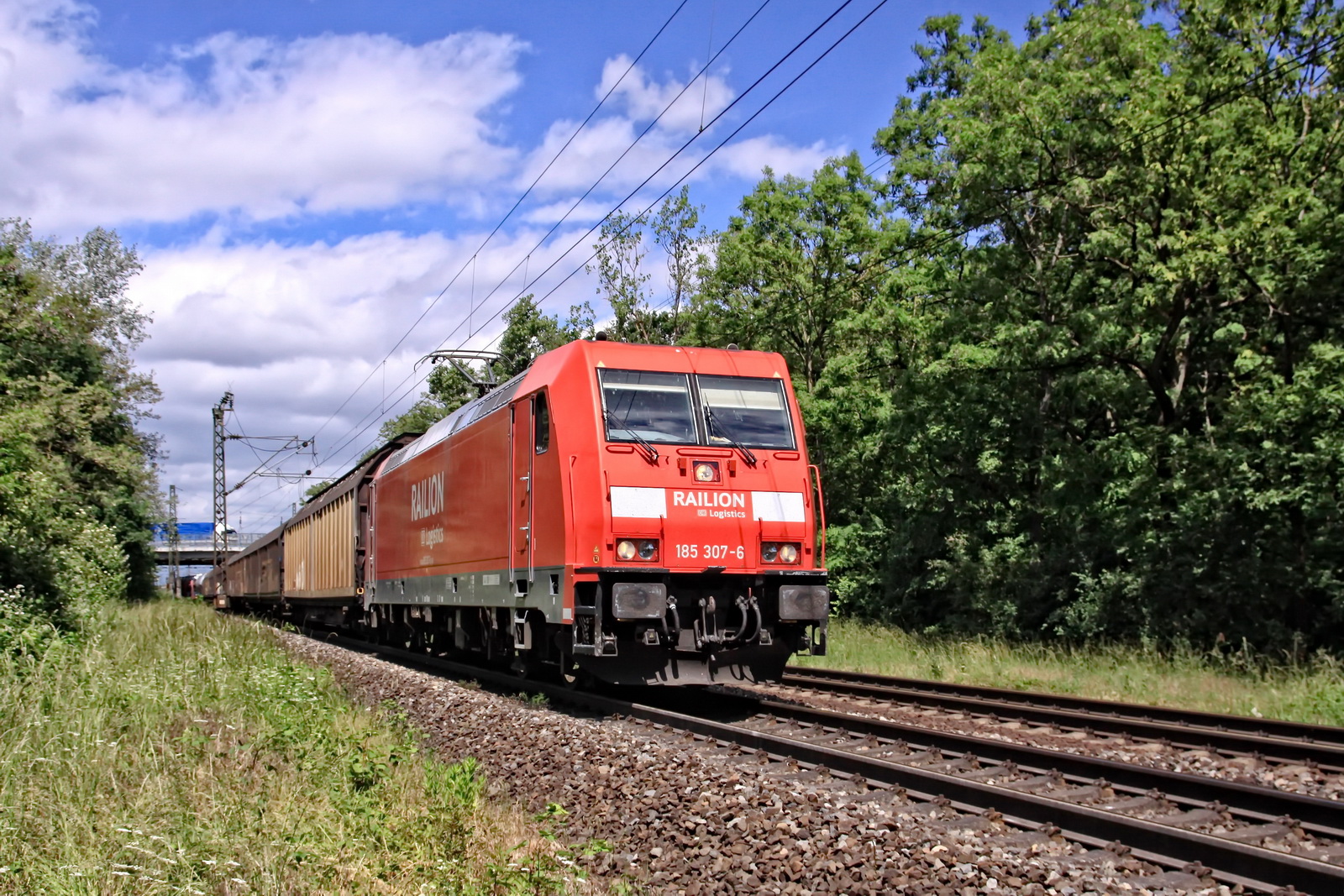 185 307-6 Railion mit einem gem. Güterzug
