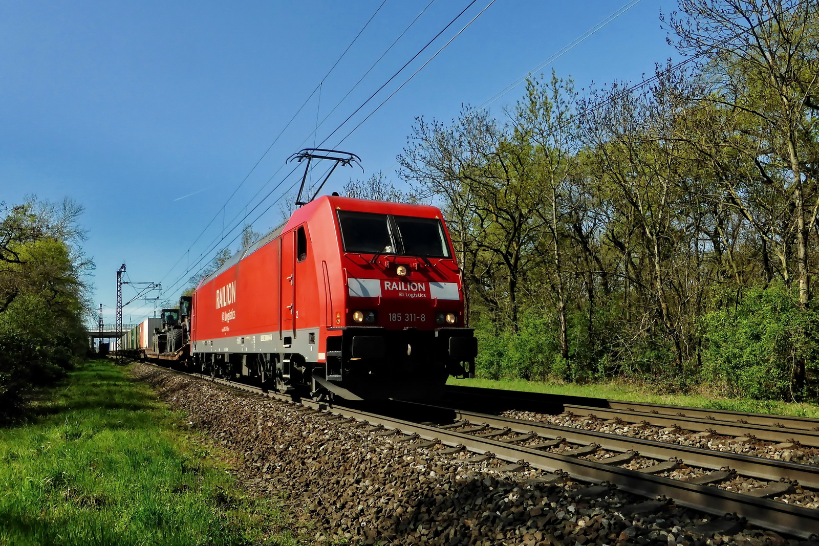 185 311-8 Railion vor einem gem. Güterzug