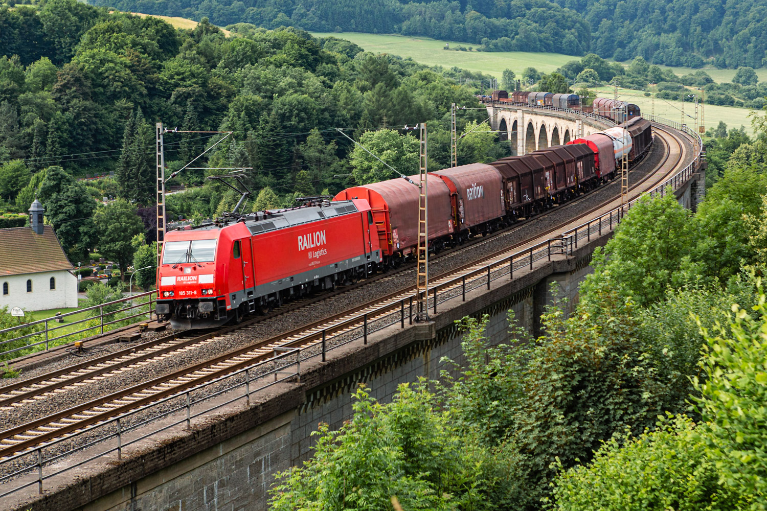 185 311-8 Railon, auf großem Viadukt, Altenbeken