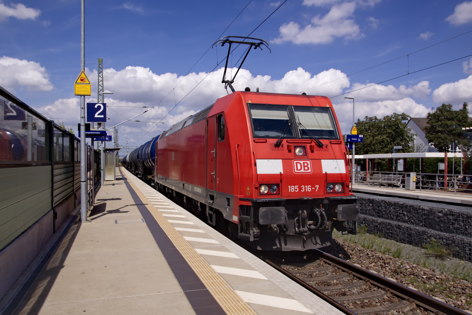 185 316-7 DB mit einem Kesselzug