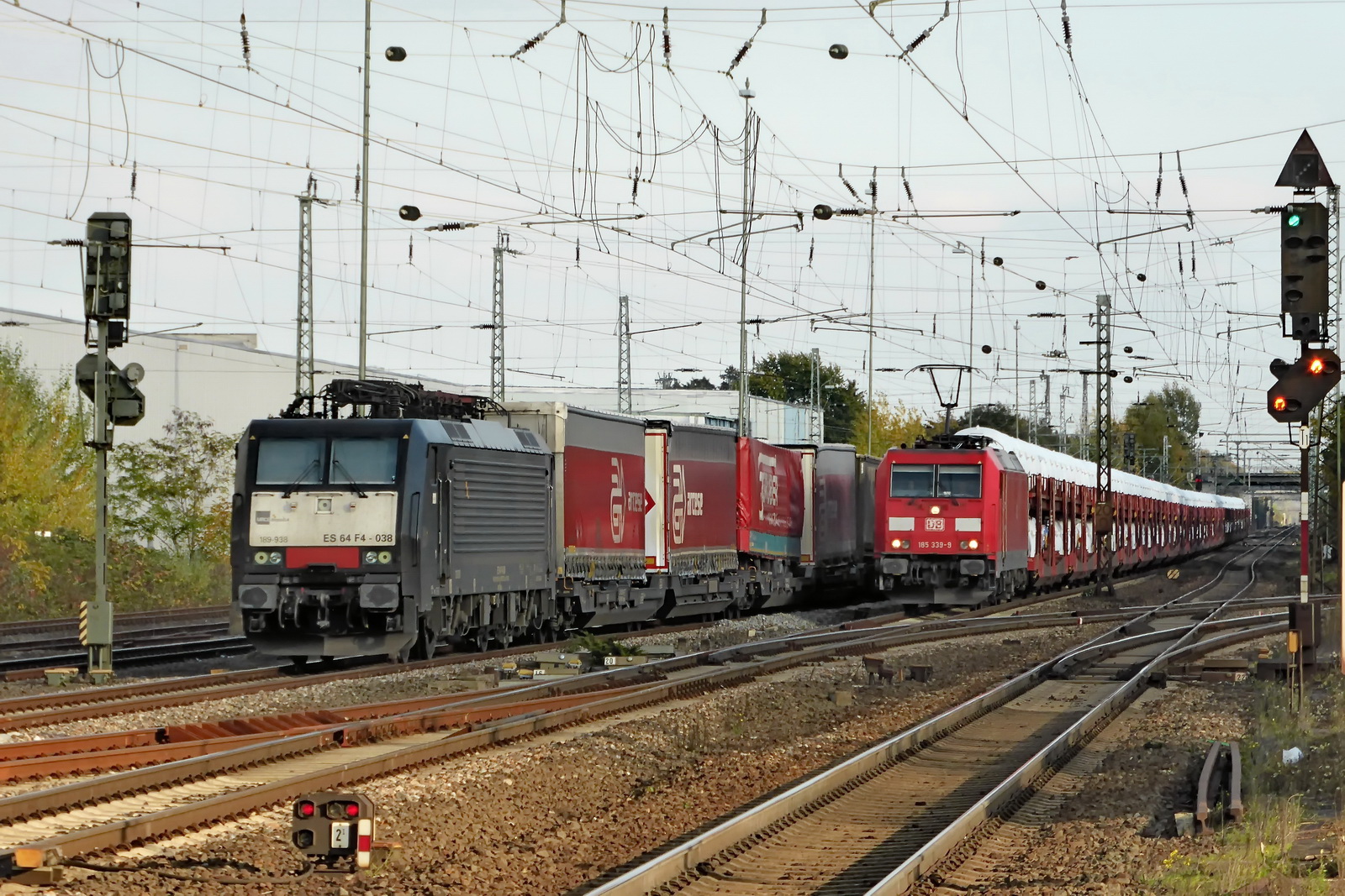 185 339-9 DB mit einem Autotransport