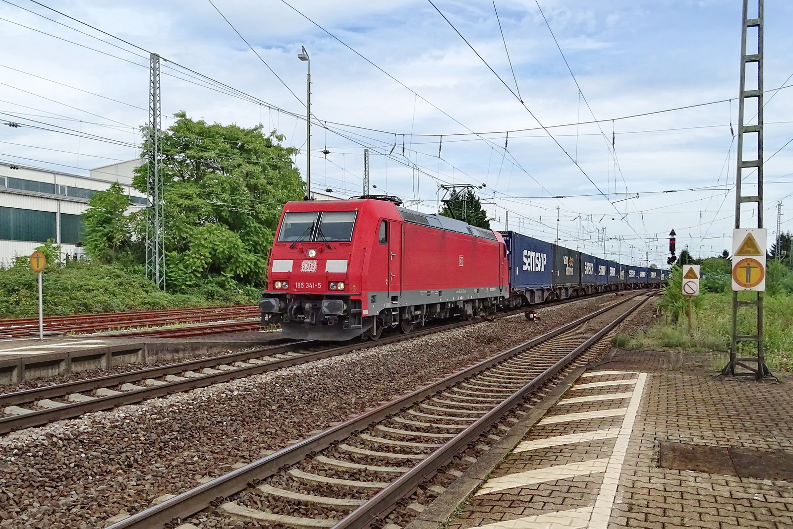 185 341-5 DB mit einem Containerzug