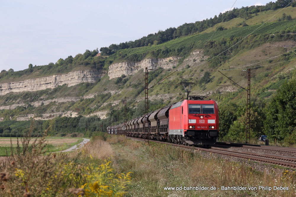 185 342-3 (DB Schenker) mit einem Schotterzug