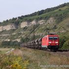 185 342-3 (DB Schenker) mit einem Schotterzug