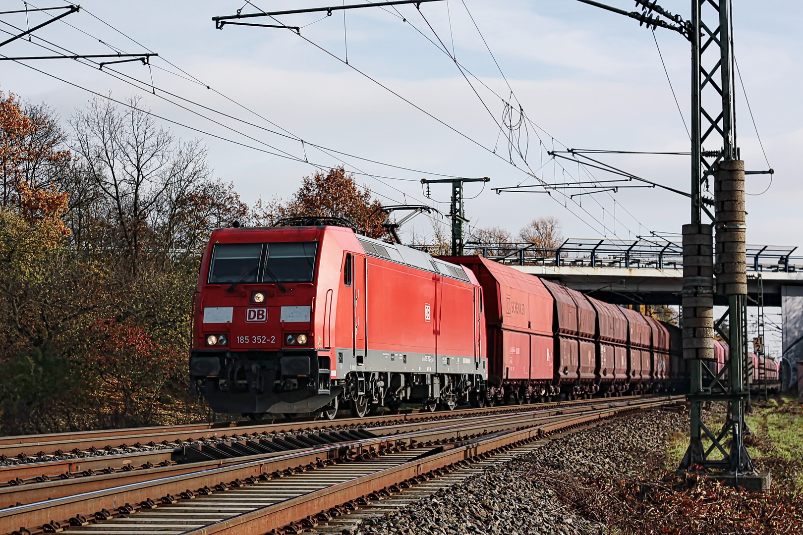 185 352-2 DB vor einem Ganzzug während einer Brückendurchfahrt