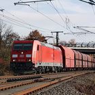 185 352-2 DB vor einem Ganzzug während einer Brückendurchfahrt