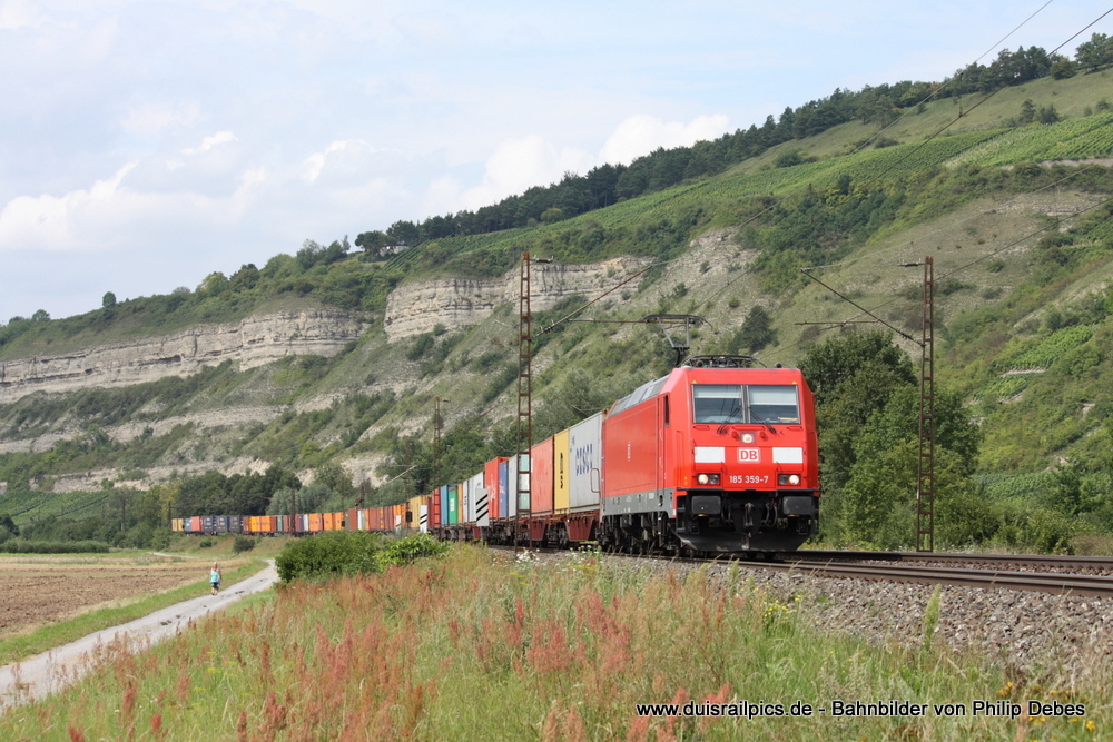 185 359-7 mit einem Güterzug in Thüngersheim