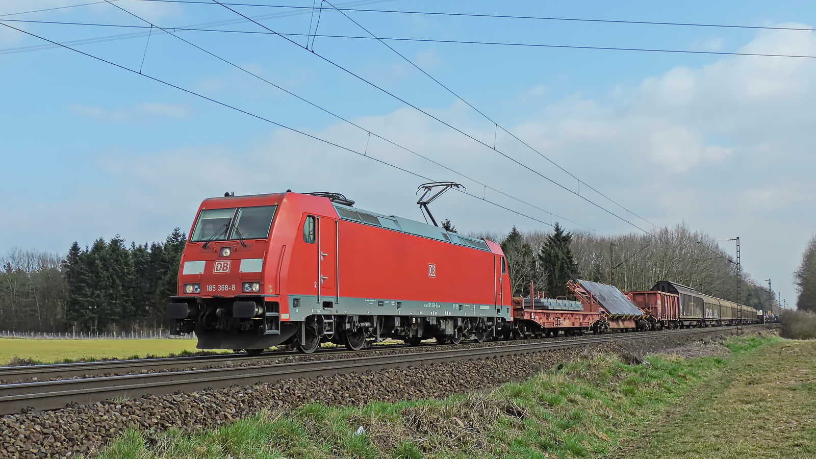 185 368-8 mit einem gem. Güterzug