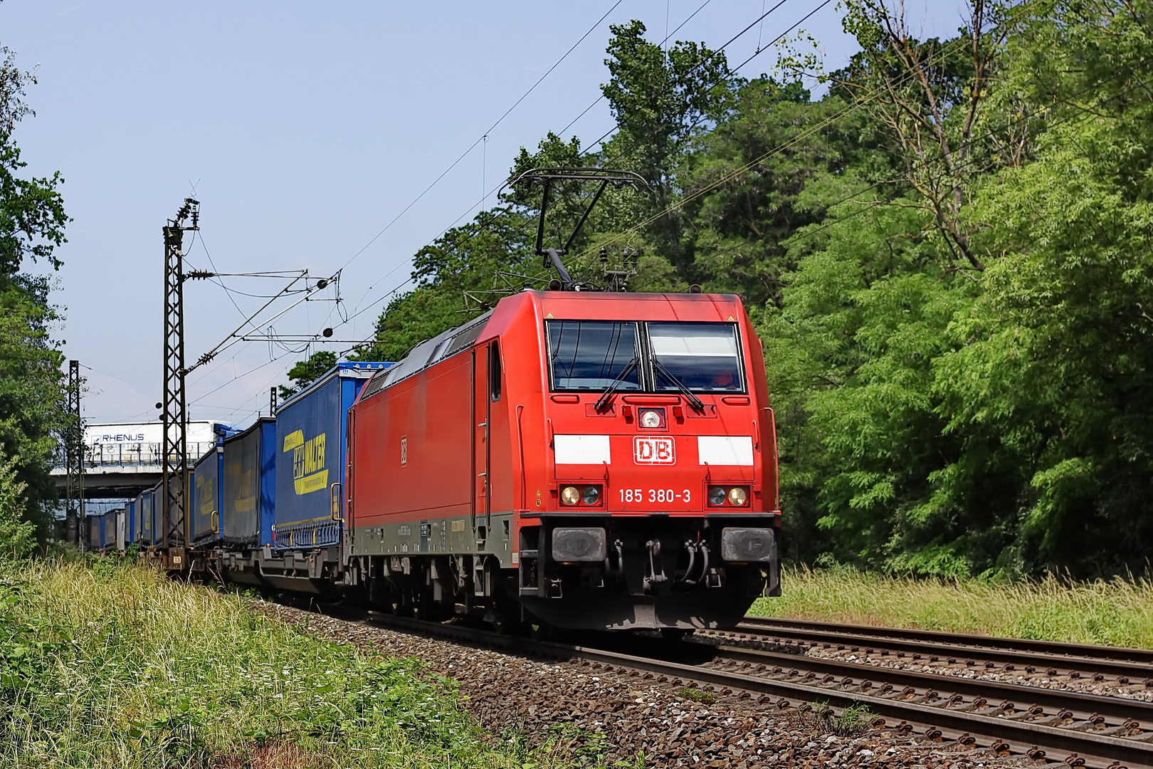 185 380-3 DB vor einem Containerzug