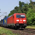 185 380-3 DB vor einem Containerzug