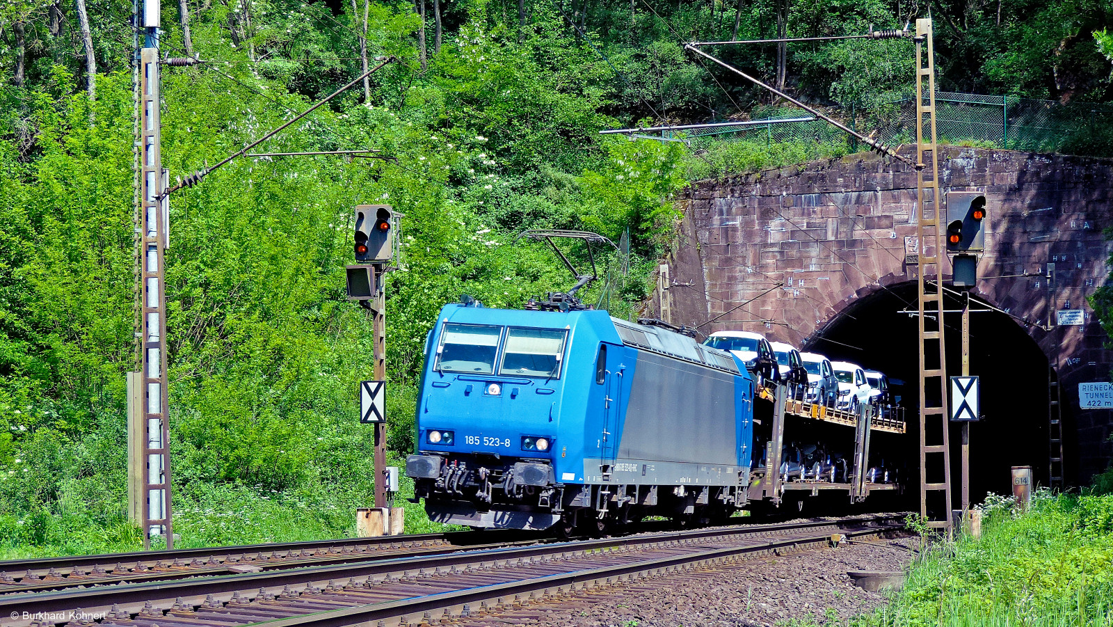 185 523-8 mit einem gem. Güterzug