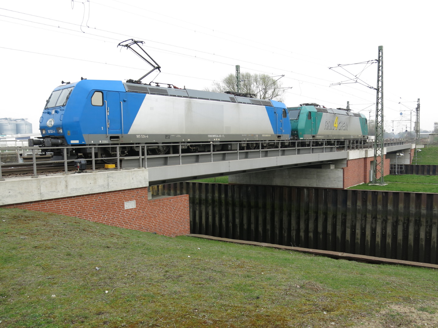 185 524 und 185 506 in Hamburg Hohe Schaar