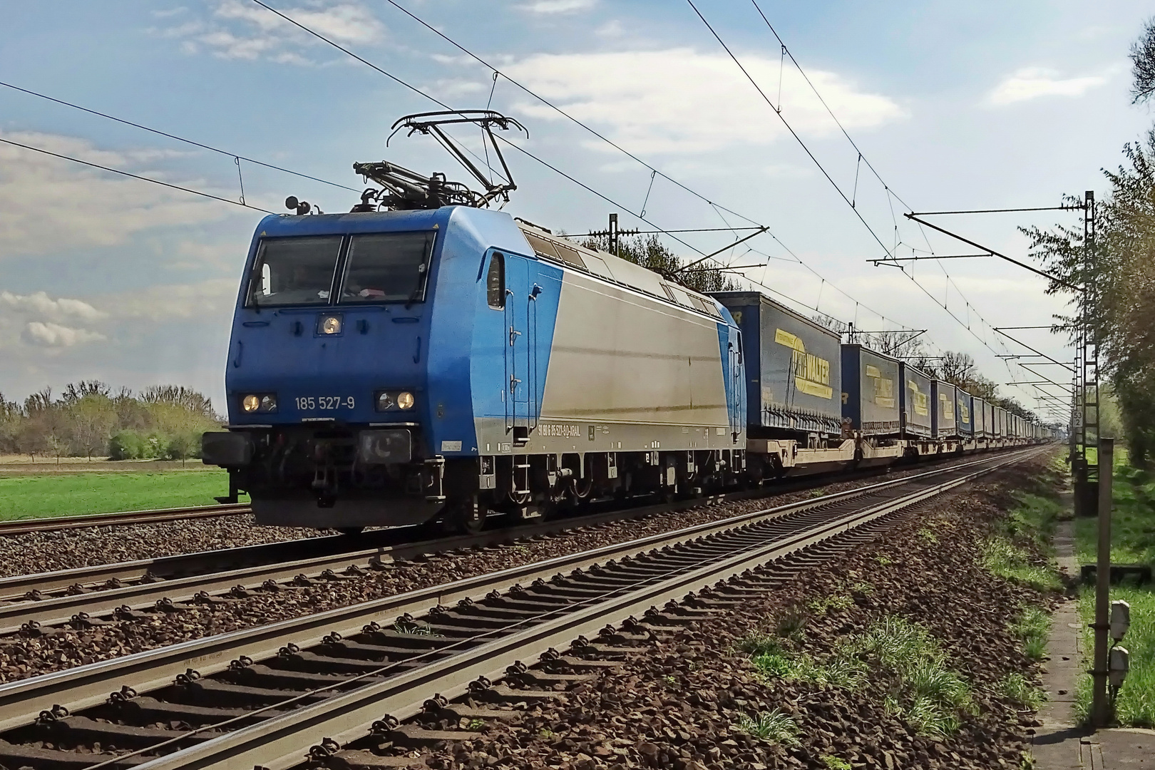 185 527-9 Crossrail mit einem "LKW-Walter"-Containerzug