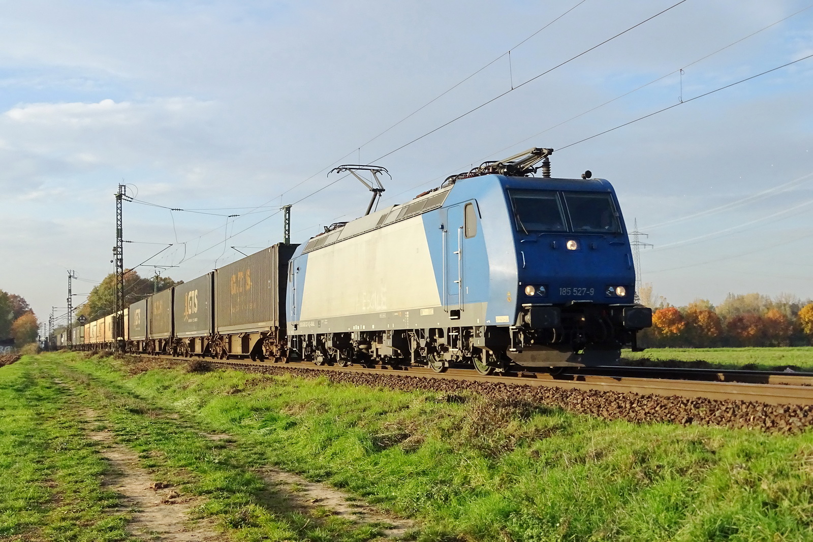 185 527-9 vor einem Containerzug