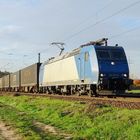 185 527-9 vor einem Containerzug