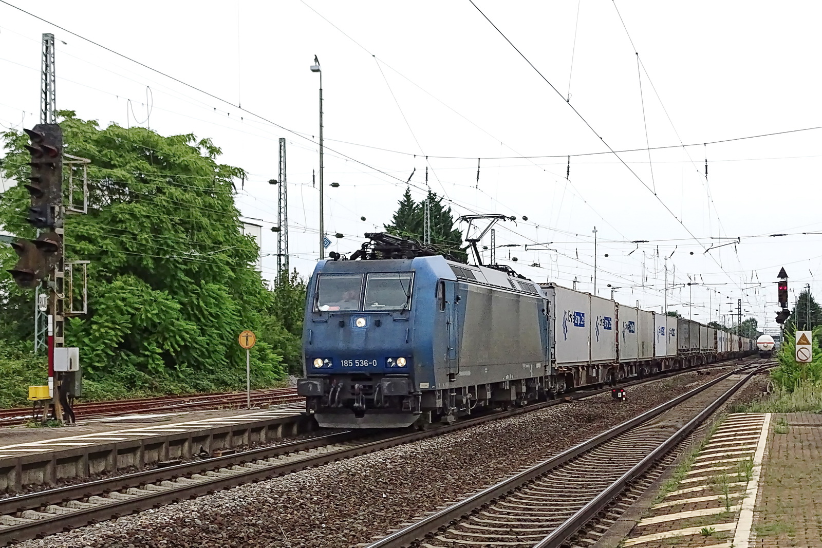 185 536-0 mit einem Containerzug