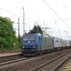 185 536-0 mit einem Containerzug