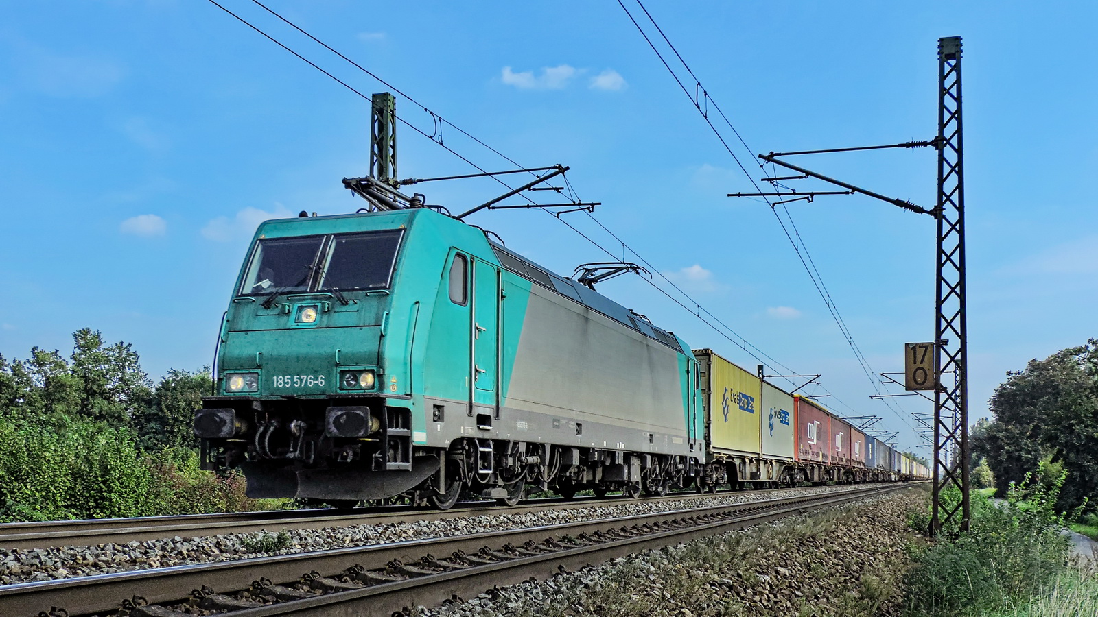 185 576-6 mit einem Containerzug