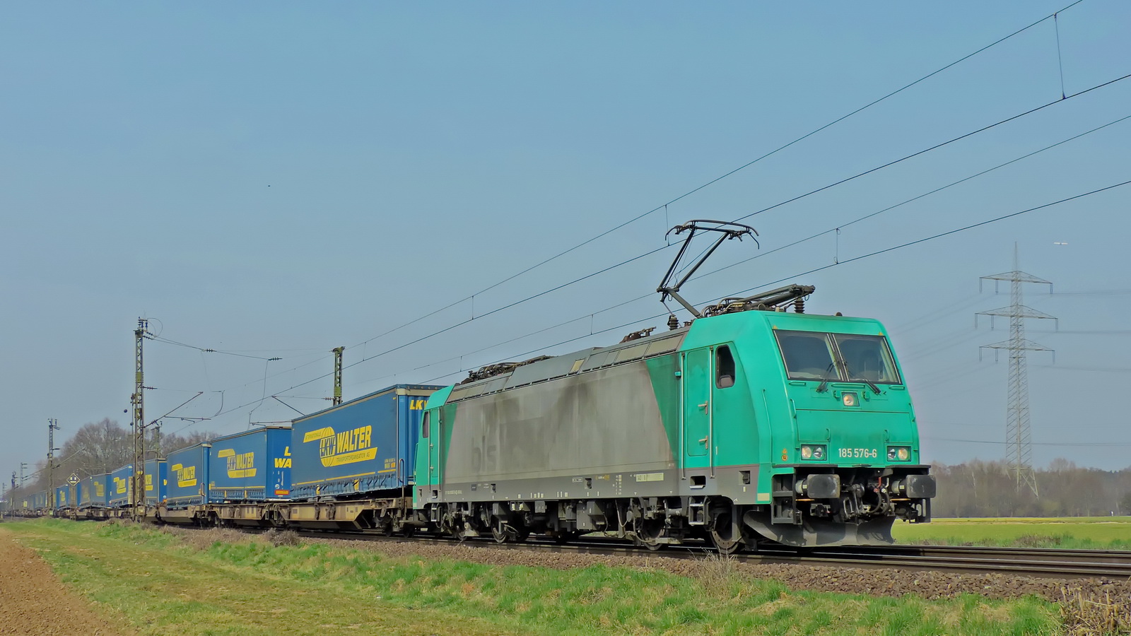 185 576-6 mit einem Containerzug