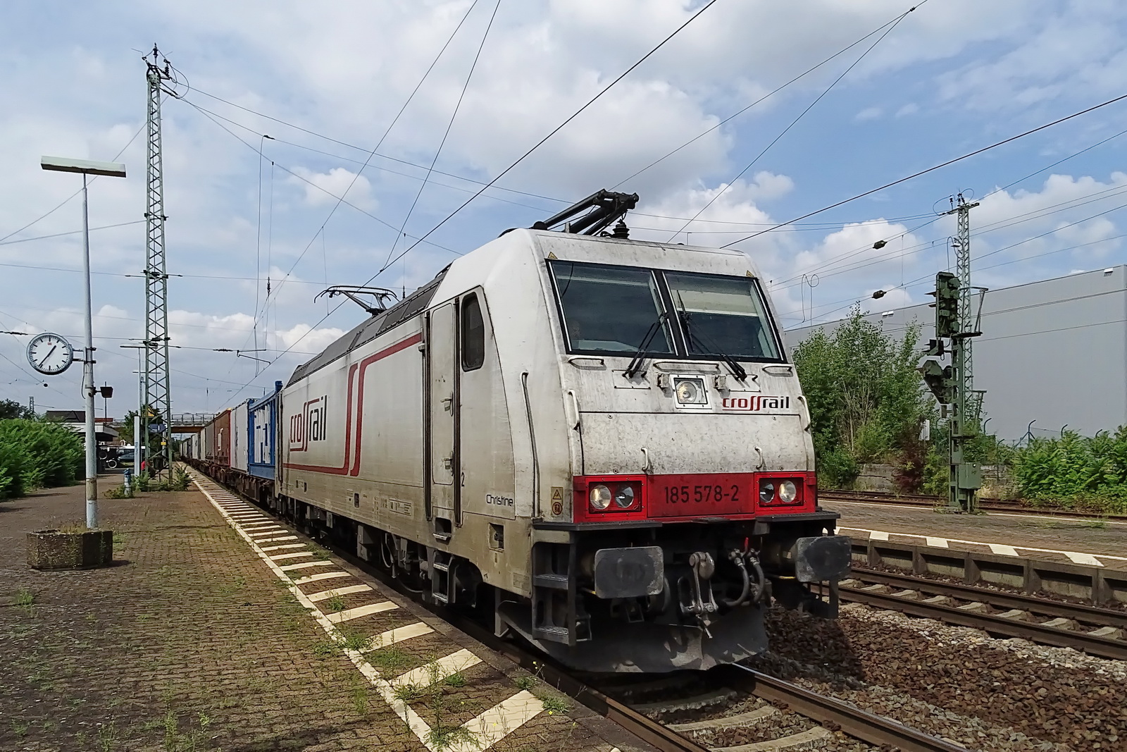 185 578-2 Crossrail "Christine" vor einem Containerzug